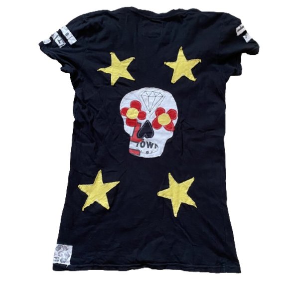 2 Distressed black V-neck tees w/hearts & skull appliques size M - Picture 7 of 7